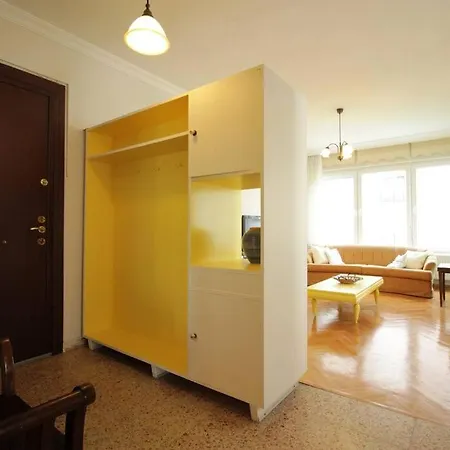 Appartement Bright Retro 2br Flat Near The Sea And Bagdad Ave