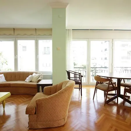 Bright Retro 2br Flat Near The Sea And Bagdad Ave * Istambul