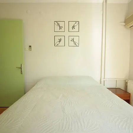 Bright Retro 2br Flat Near The Sea And Bagdad Ave Istambul