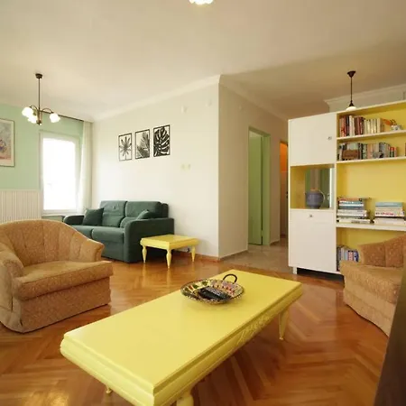 Appartement Bright Retro 2br Flat Near The Sea And Bagdad Ave Istambul