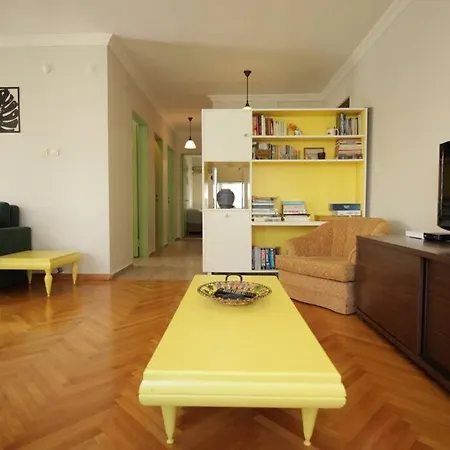 Bright Retro 2br Flat Near The Sea And Bagdad Ave Appartement *
