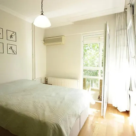 Appartement Bright Retro 2br Flat Near The Sea And Bagdad Ave