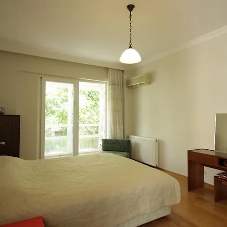Bright Retro 2br Flat Near The Sea And Bagdad Ave Istanboel
