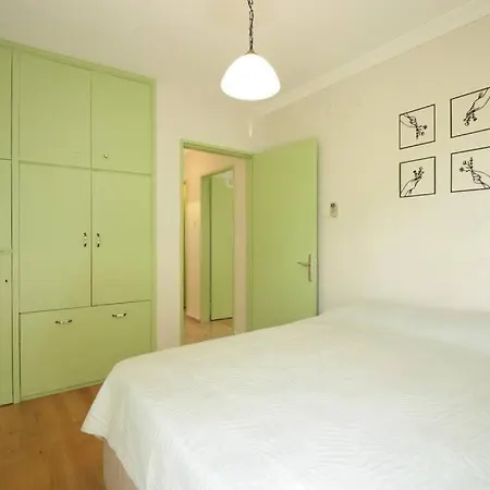 Bright Retro 2br Flat Near The Sea And Bagdad Ave