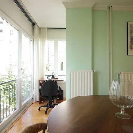Bright Retro 2br Flat Near The Sea And Bagdad Ave Istanboel