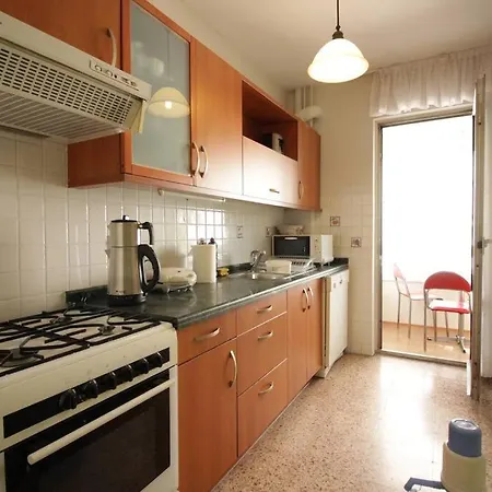 Appartement Bright Retro 2br Flat Near The Sea And Bagdad Ave Istanboel