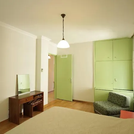 Bright Retro 2br Flat Near The Sea And Bagdad Ave *