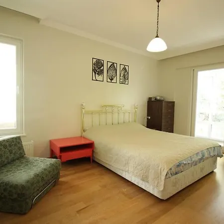 Bright Retro 2br Flat Near The Sea And Bagdad Ave