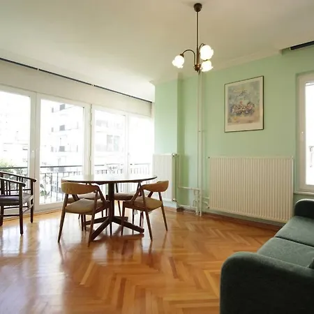 Bright Retro 2br Flat Near The Sea And Bagdad Ave