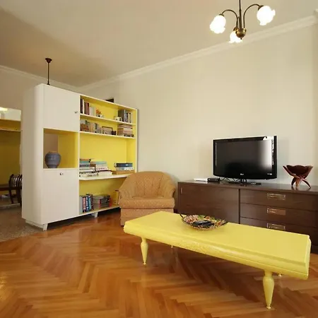 Appartement Bright Retro 2br Flat Near The Sea And Bagdad Ave Istanboel