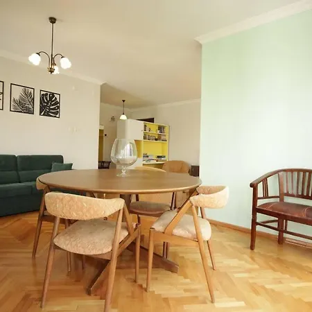 Bright Retro 2br Flat Near The Sea And Bagdad Ave Istanboel