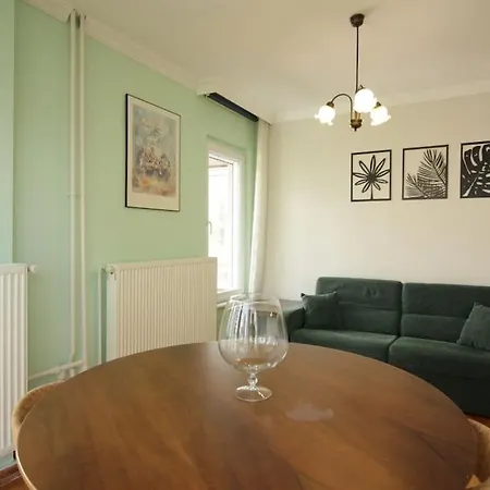 Bright Retro 2br Flat Near The Sea And Bagdad Ave