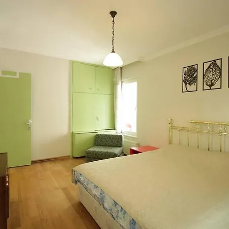 Bright Retro 2br Flat Near The Sea And Bagdad Ave Appartement Istanboel